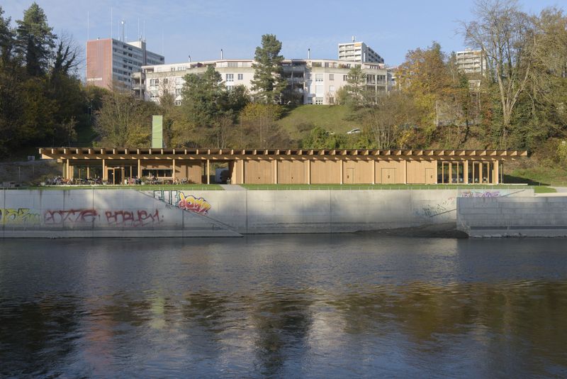 Wassersport- und Kulturzentrum, Ittigen/Worblaufen – Aare mit kleiner Hafenanlage und der Südfassade – Christine Blaser, Bildaufbau, Bern